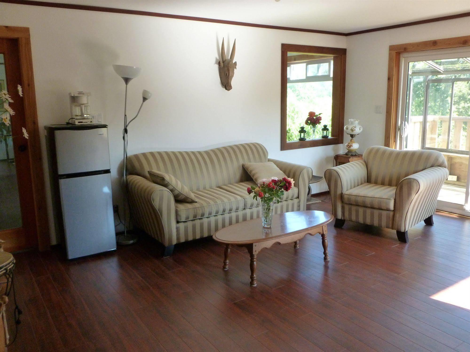 Harrison Hammond House Farmstay Bed & Breakfast Harrison Mills